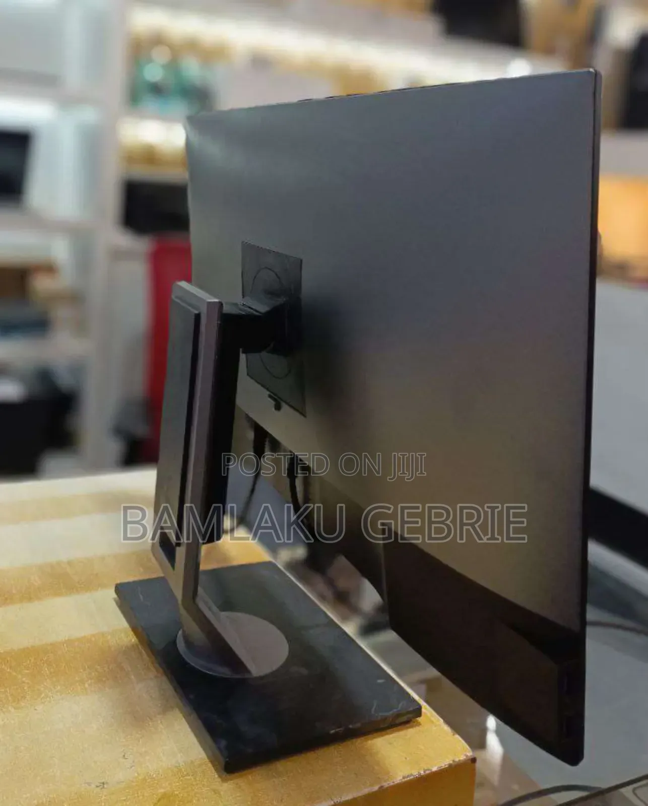 Dell 27" Inch Frameless Monitor 
 Frameless 
 27" Inch 