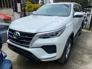 Photo - Toyota Fortuner 2023 White