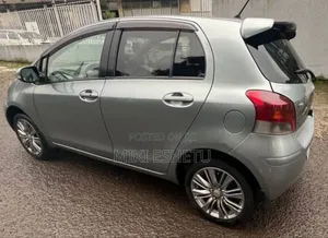 Toyota Yaris Base Sedan 4dr 2010 Gray
