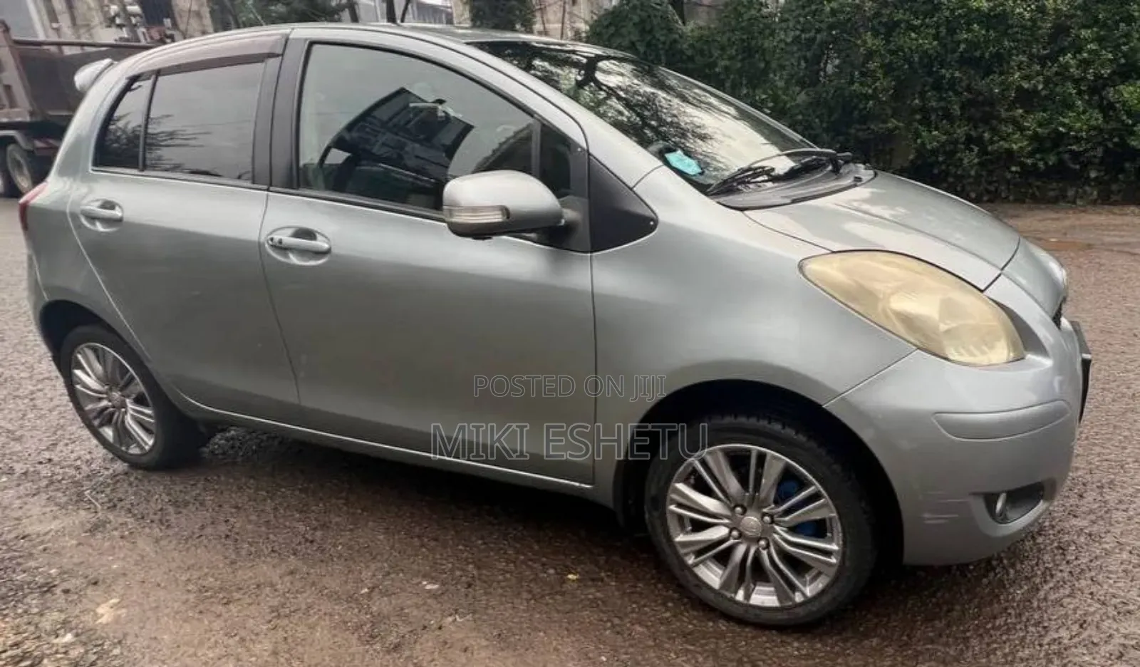 Toyota Yaris Base Sedan 4dr 2010 Gray
