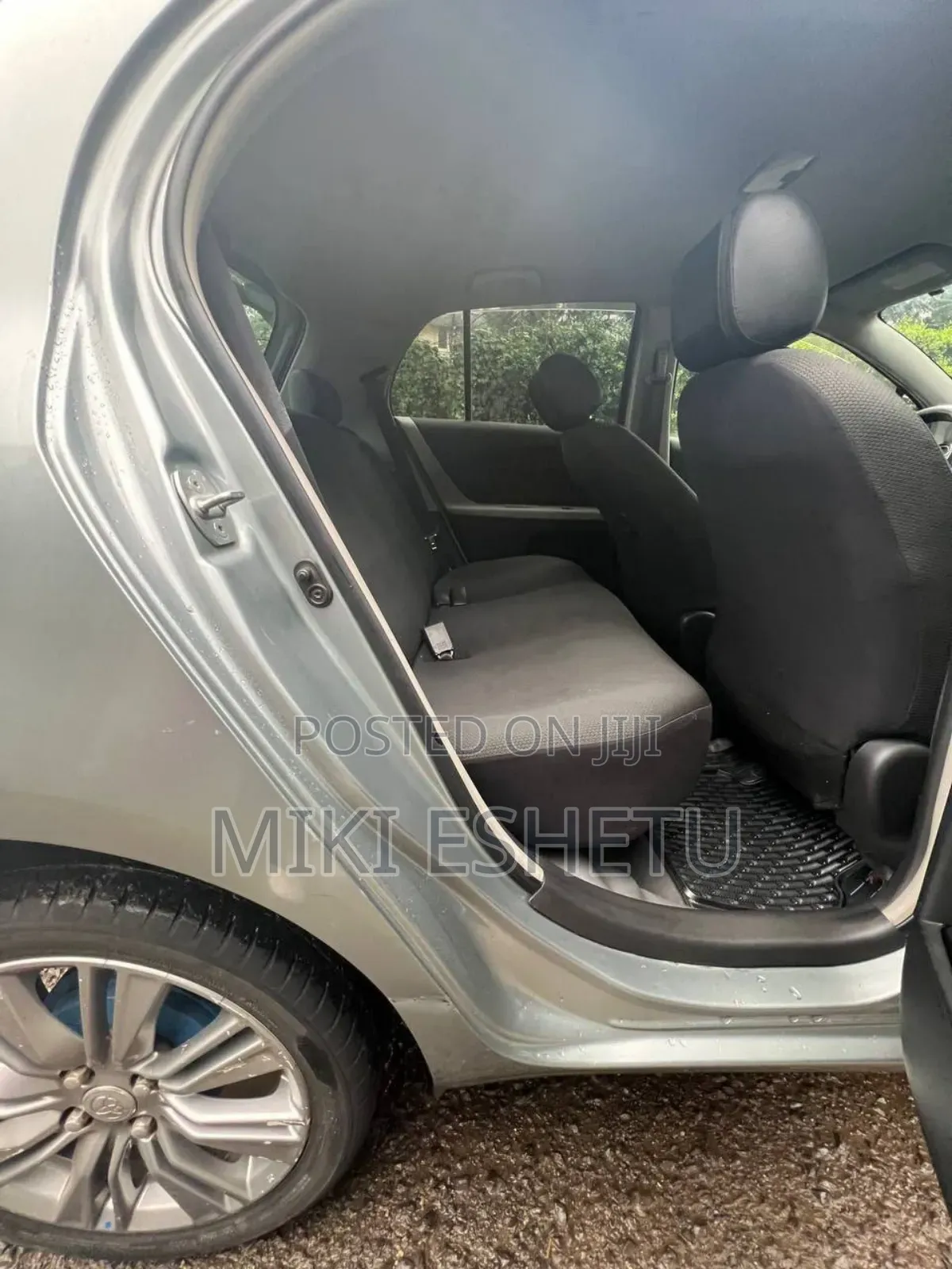 Toyota Yaris Base Sedan 4dr 2010 Gray