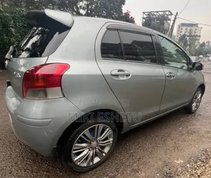 Toyota Yaris Base Sedan 4dr 2010 Gray