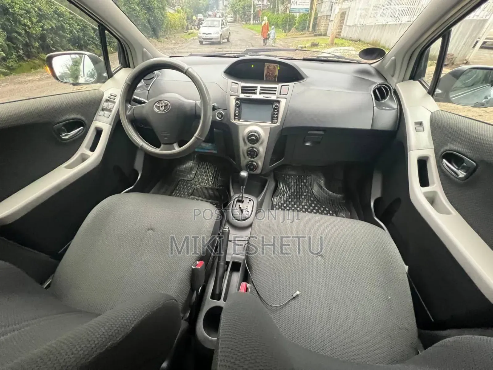 Toyota Yaris Base Sedan 4dr 2010 Gray