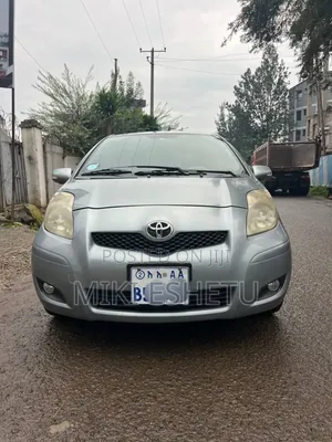 Photo - Toyota Yaris Base Sedan 4dr 2010 Gray