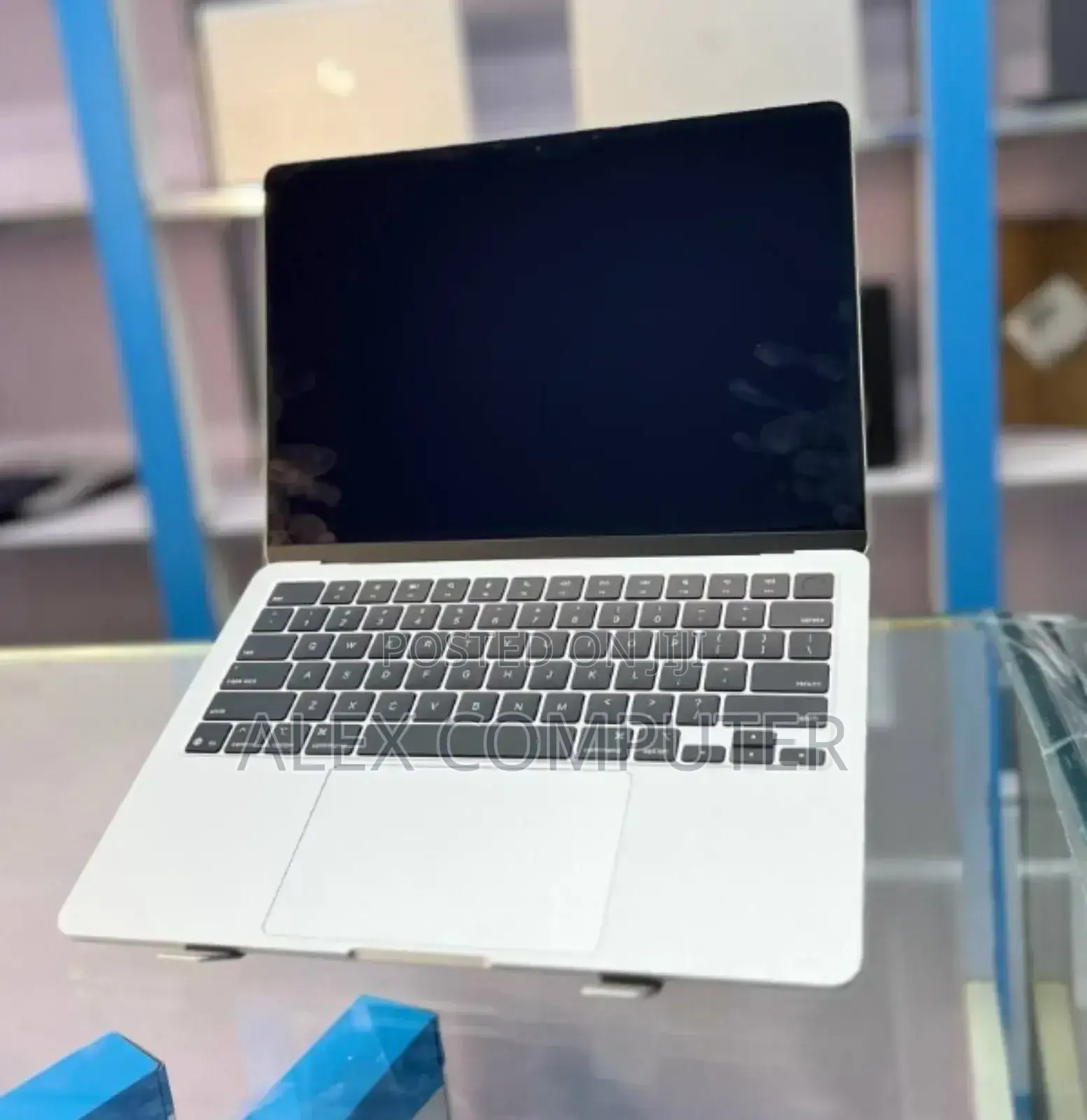 New Laptop Apple MacBook Air 2025 M4 13-Inch 16GB Apple M4 SSD 256GB