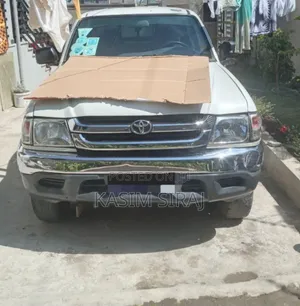 Toyota Hilux 2700i Raider 2004 White