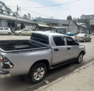 Photo - Toyota Hilux 2017 Silver