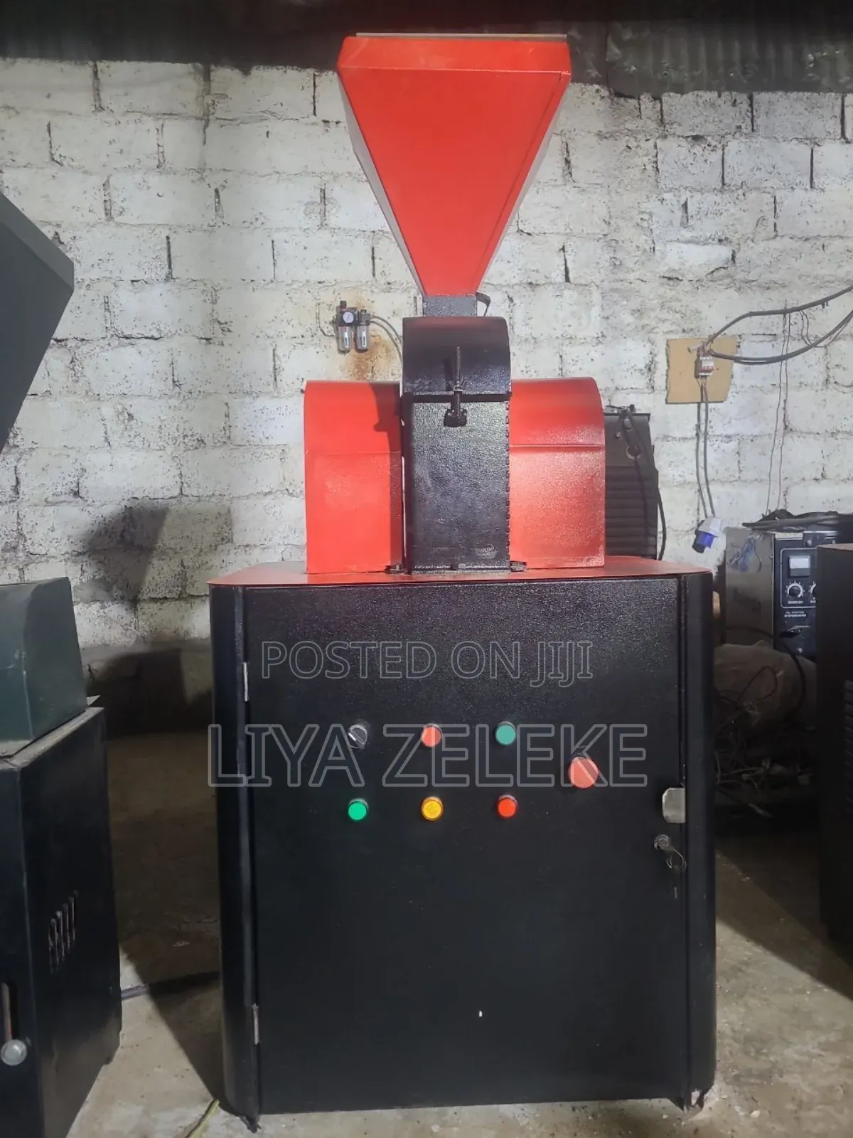 ስክሬን በመቀየር ብቻ በርበሬን ጨምሮ ቅመሞችን መፍጨት ሚችል ማሽን