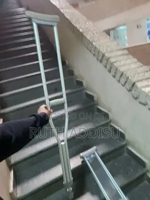 Photo - Axillary Bilateral Crutches奔波medical Almunium Can Carry 150 Kg Crunch