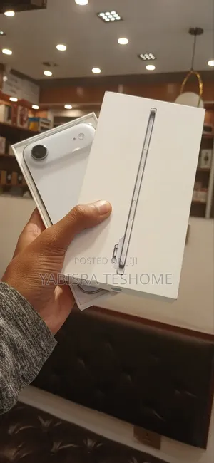 Photo - New Apple iPhone Air 256 GB Blue