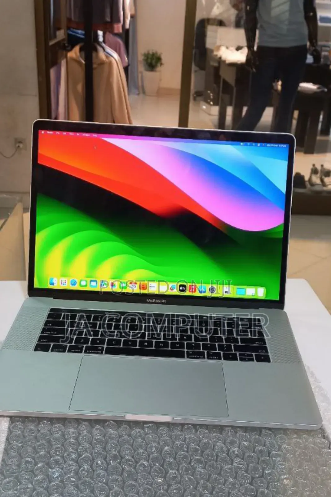 New Laptop Apple MacBook Pro 2017 16GB Intel Core I7 SSD 256GB