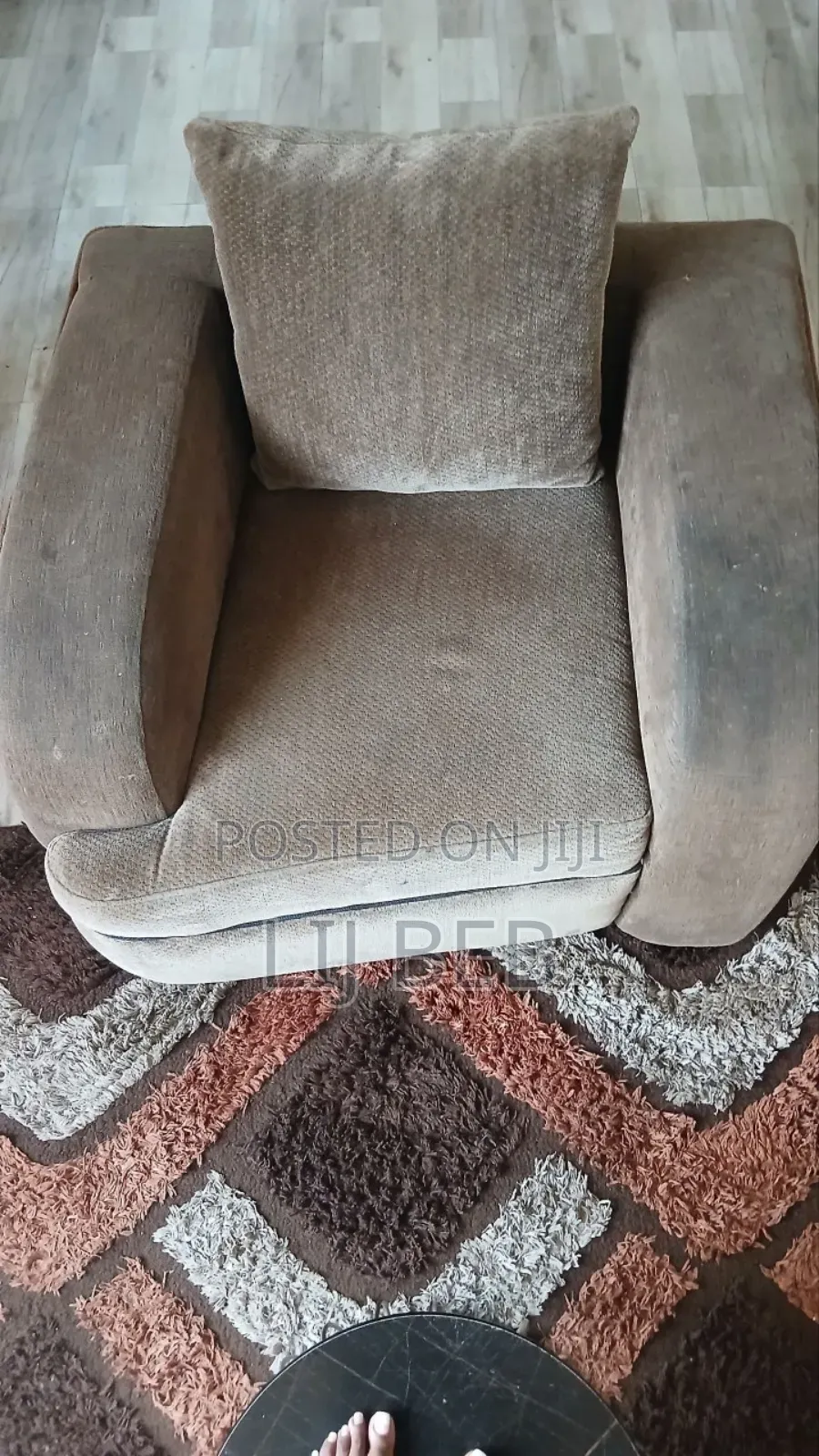 በመጠኑ ያገለገለ ሶፋ ከነ ጠረንፔዛ(Yagelegele Sofa)