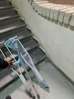 Photo - Bilateral Axillary Under Arm Crutches輕輕medical Crutches New and Strong