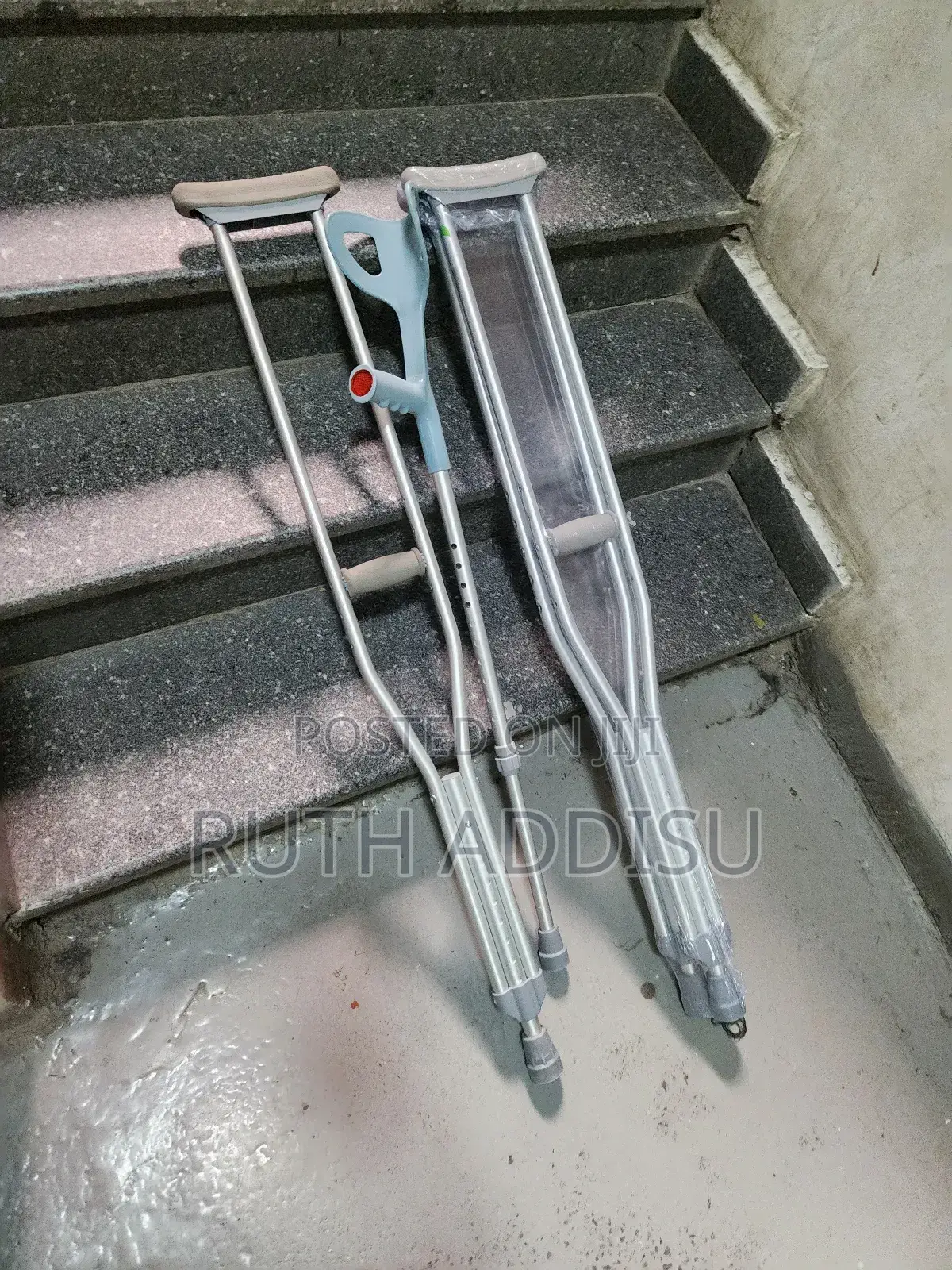 Axillary Bilateral Crutches奔波adjustable Packed Crutches丸及crutches