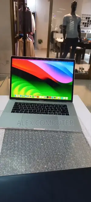 New Laptop Apple MacBook Pro 2017 16GB Intel Core I7 SSD 256GB