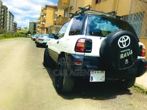 Toyota RAV4 1999 White