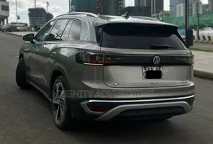 Photo - Volkswagen ID.6 2022 Silver