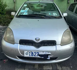 Photo - Toyota Vitz 2001 Silver