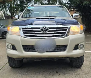 Photo - Toyota Hilux 2014 Gold