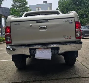 Toyota Hilux 2014 Gold