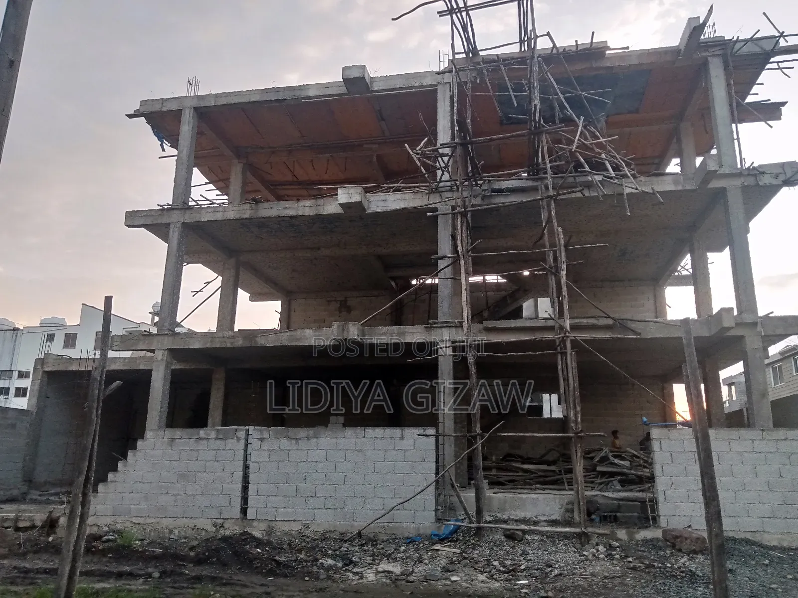 8bdrm House in Akaky Kaliti for sale