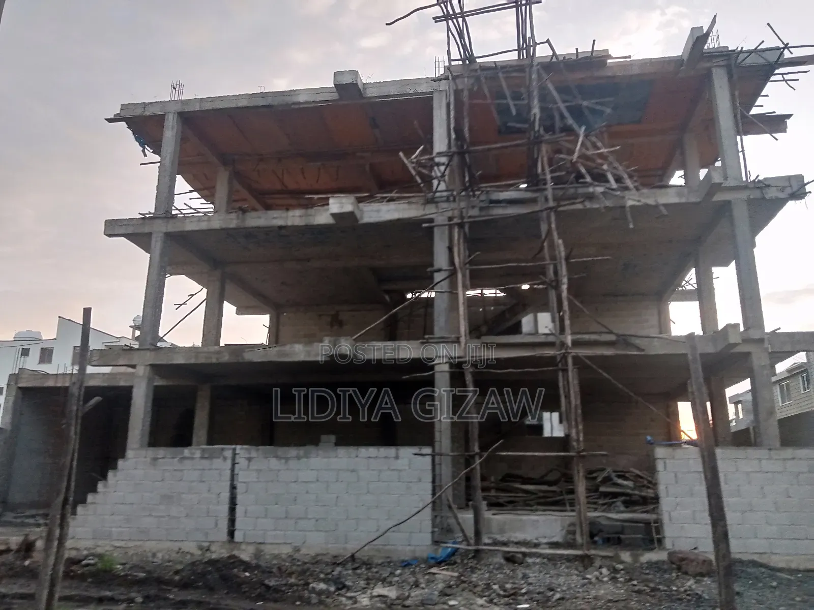 8bdrm House in Akaky Kaliti for sale