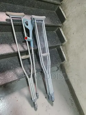 Axillary Crutches麵團brand New With Rubber Bottom Axillary Crutches