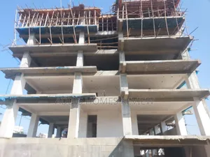 የንግድ ሱቅ በማለቅ ላይ ያለ