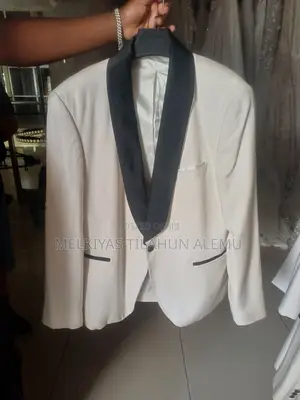 Photo - Wedding White and Black Collared Suits for Groom