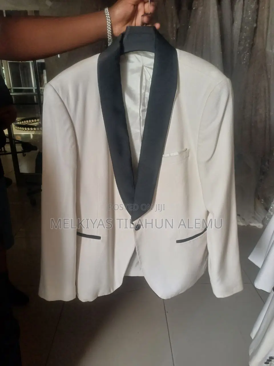 Wedding White and Black Collared Suits for Groom