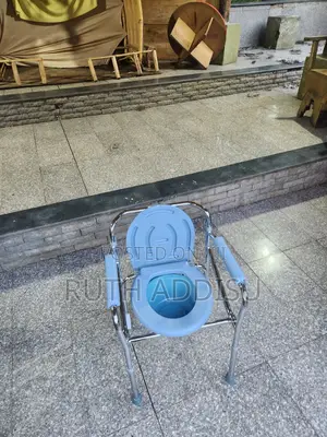 Photo - Toilet Chair朱槿almunium Foldae Commode Chair字母poty Chair Almunium New