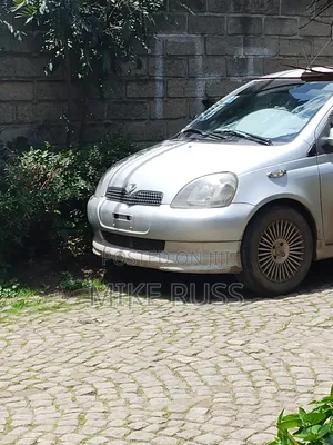 Photo - Toyota Vitz 1.0 FWD 3dr 2000 Silver