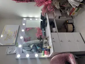 Photo - Makeup Studio Table