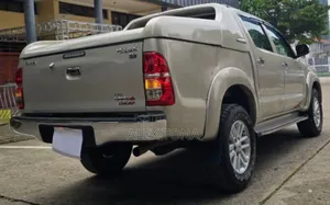 Toyota Hilux 2014 Gold