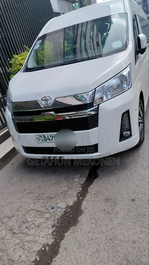 Toyota HiAce 2021 White