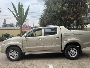 Toyota Hilux 2014 Gray