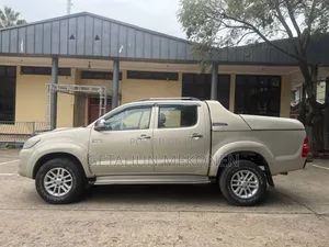 Toyota Hilux 2014 Gray