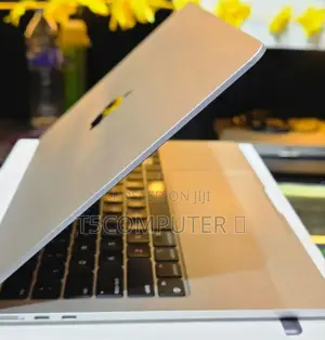 Photo - New Laptop Apple MacBook Air 2022 M2 16GB Apple M2 SSD 256GB