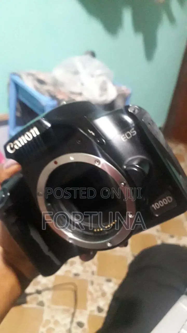 Canon D1000