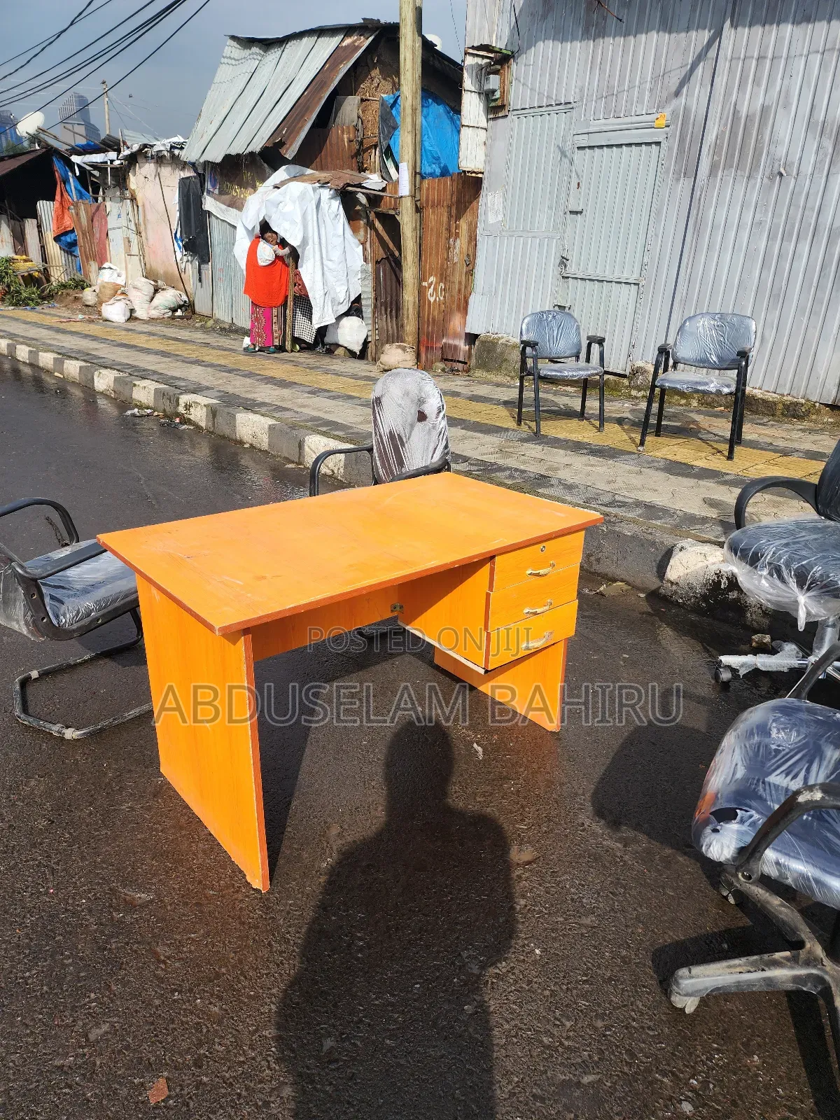 Office Table የቢሮ በረቤዛ