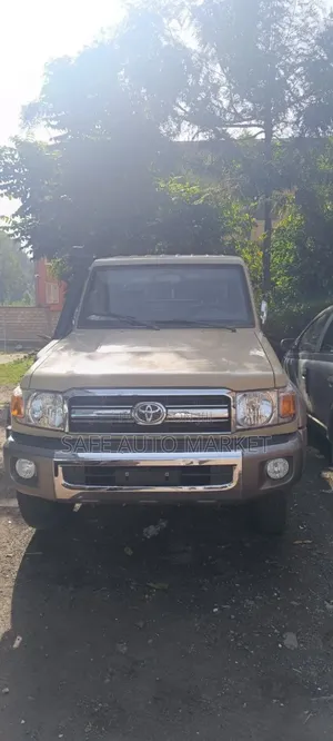 Photo - Toyota Land Cruiser 2019 Gold