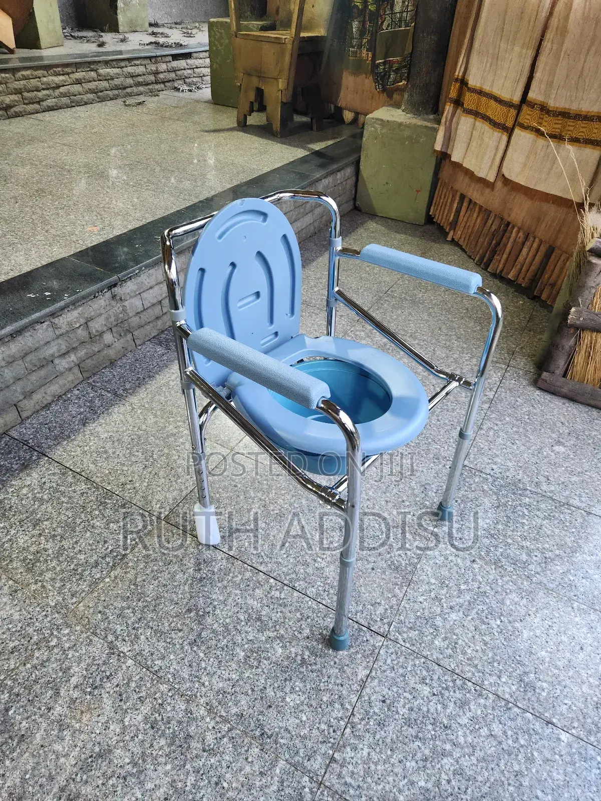 Commode Chair痛批brand New Packed丸及stable Rubber Bottom Commode Chair