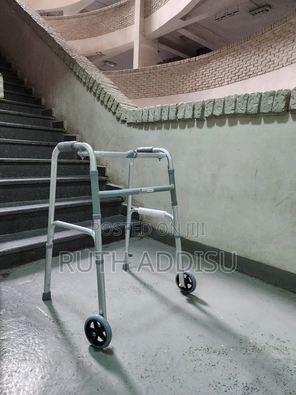 With Frontal Wheels Medical Walker腔內walking Frame麵粉medical Walker