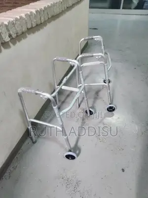 Photo - Medical Walker网你foldable Walker肺部brand New Medical Walker軍事walker