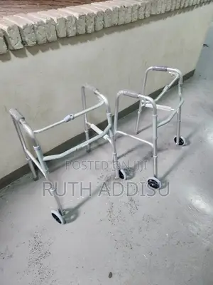 Almunium Stainless Walkerwit Front Rolator Walker胺你medical Walker