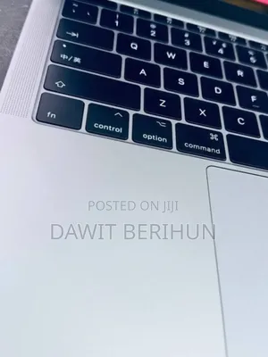 Photo - New Laptop Apple MacBook Pro 2017 8GB SSD 512GB