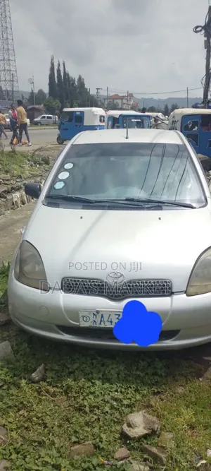 Photo - Toyota Vitz 1999 Silver