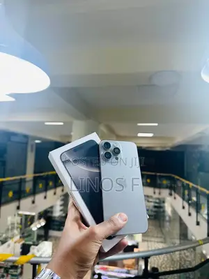 Photo - Apple iPhone 16 Pro Max 256 GB Silver