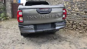 Toyota Hilux 2022 Maroon