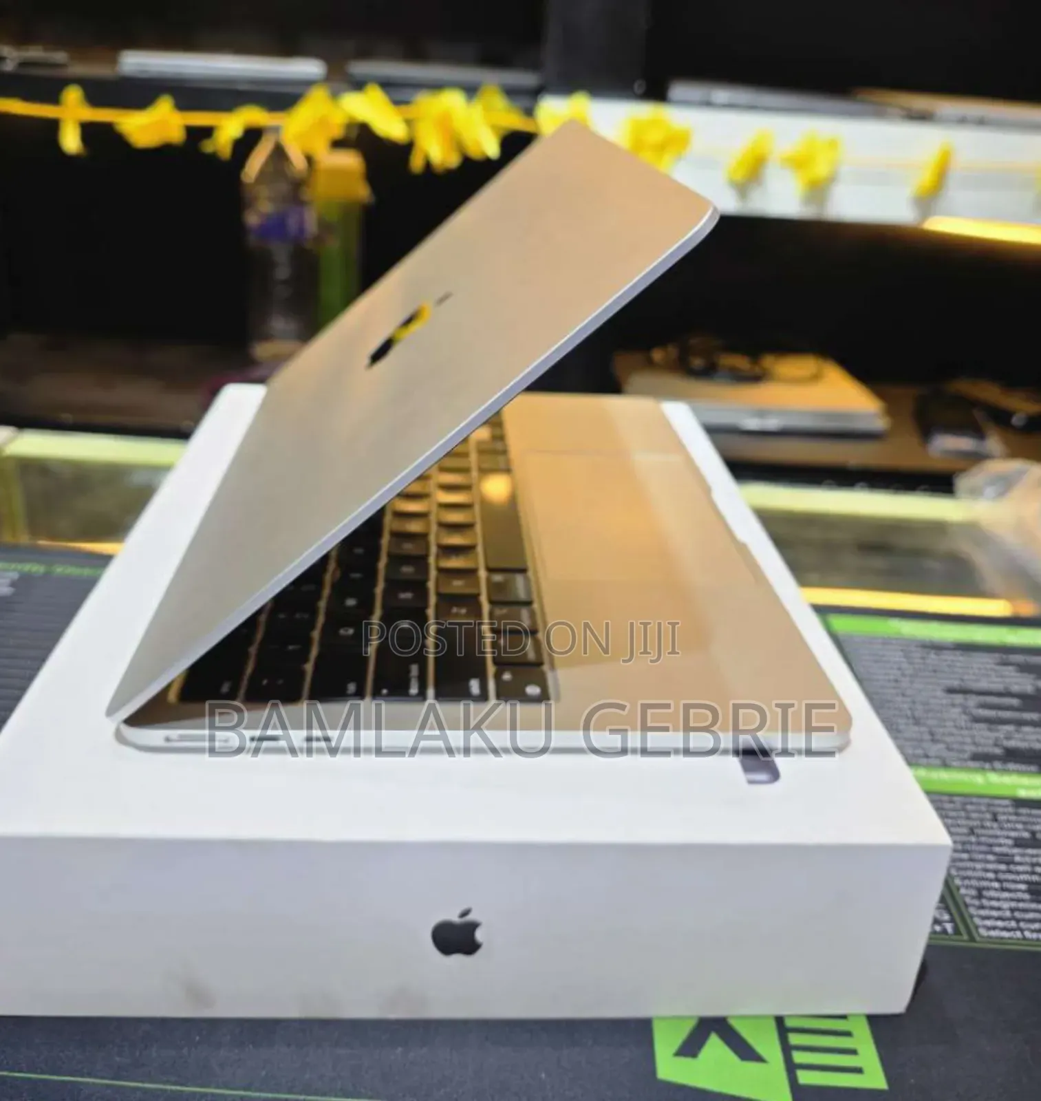 New Laptop Apple MacBook Air 2022 M2 16GB Apple M2 SSD 256GB